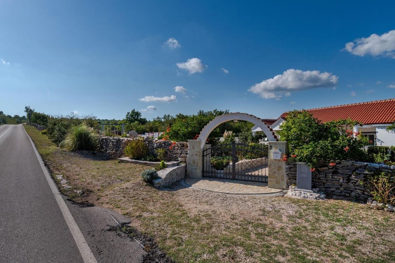 House Camellia With Fenced Pool And Playground Villa Blizna Donja Luaran gambar