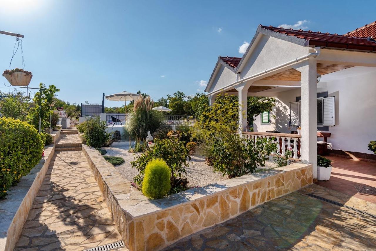 House Camellia With Fenced Pool And Playground Villa Blizna Donja Luaran gambar