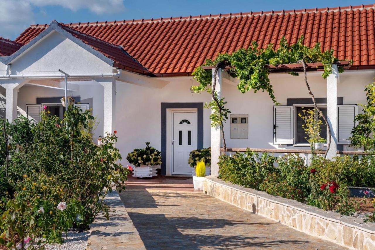 House Camellia With Fenced Pool And Playground Villa Blizna Donja Luaran gambar